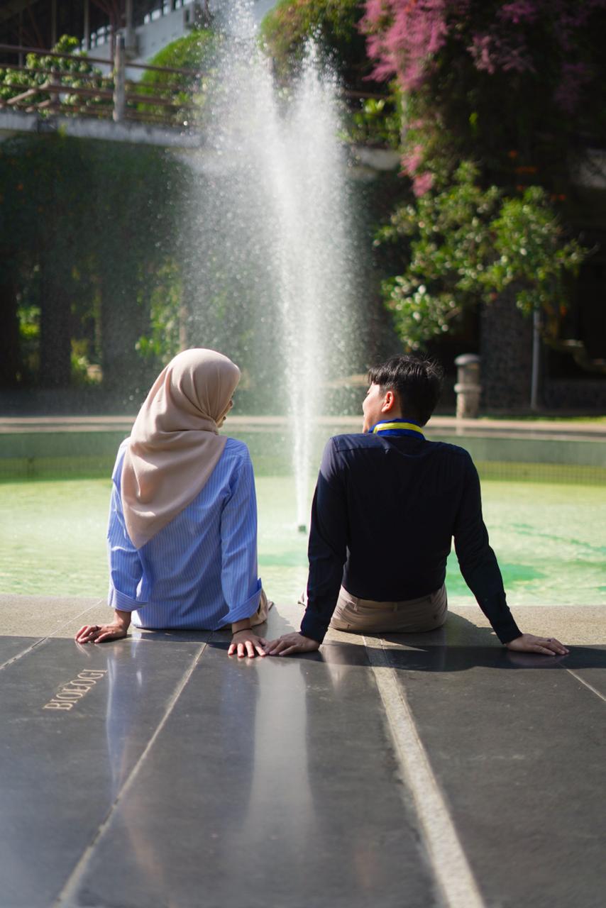 Couple by fountain